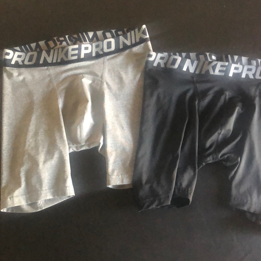 2 pairs short Nike compression shorts